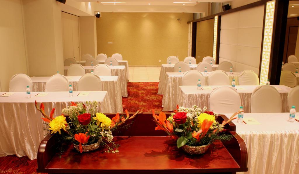 Hotel Amrapali Grand Yeni Delhi Dış mekan fotoğraf