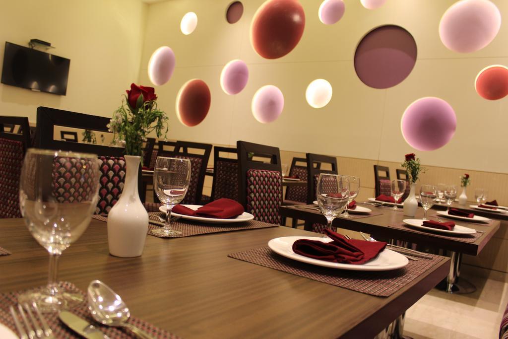 Hotel Amrapali Grand Yeni Delhi Dış mekan fotoğraf
