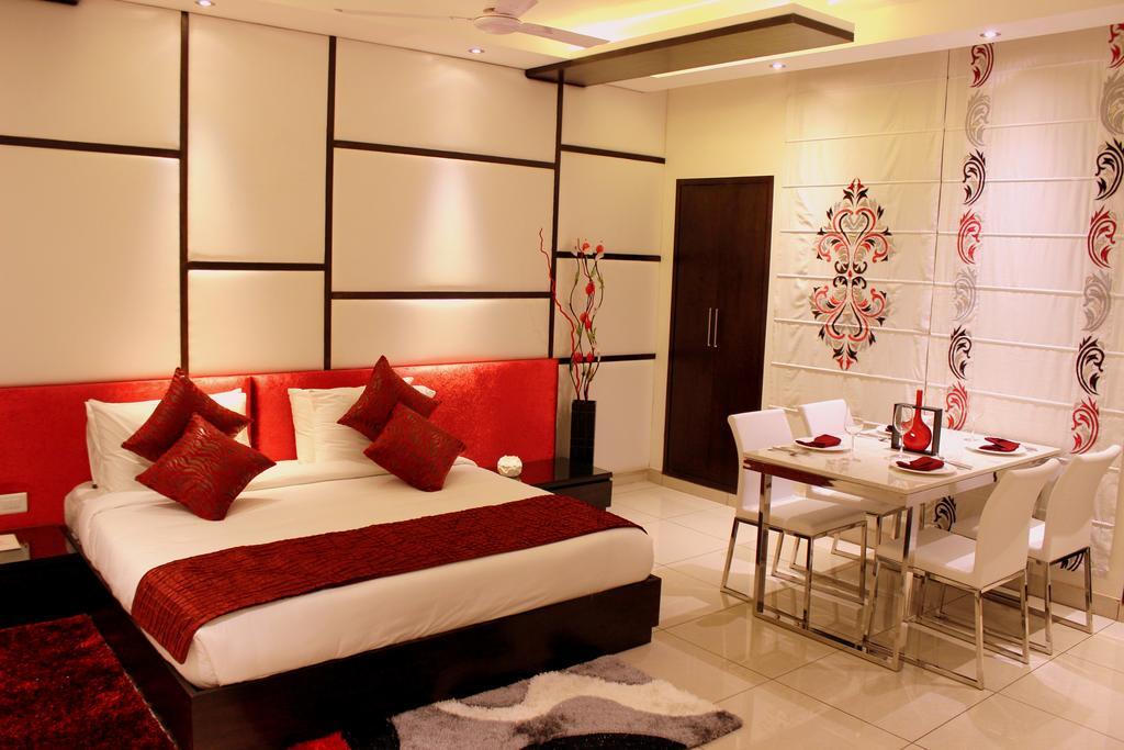 Hotel Amrapali Grand Yeni Delhi Oda fotoğraf