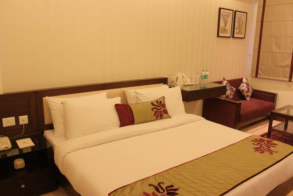 Hotel Amrapali Grand Yeni Delhi Oda fotoğraf