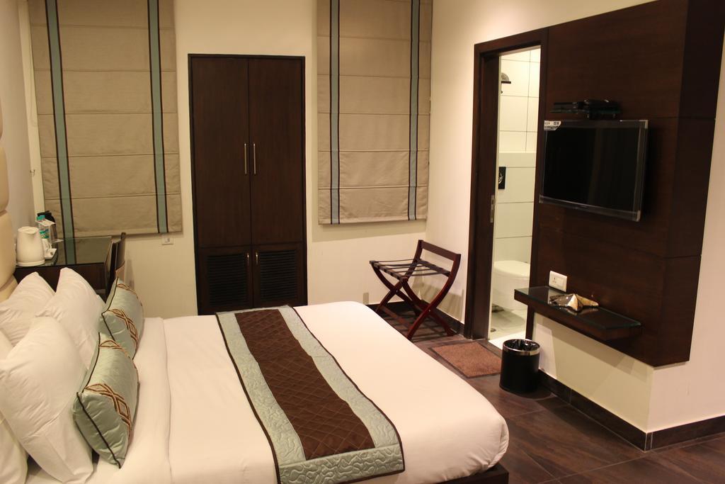 Hotel Amrapali Grand Yeni Delhi Oda fotoğraf