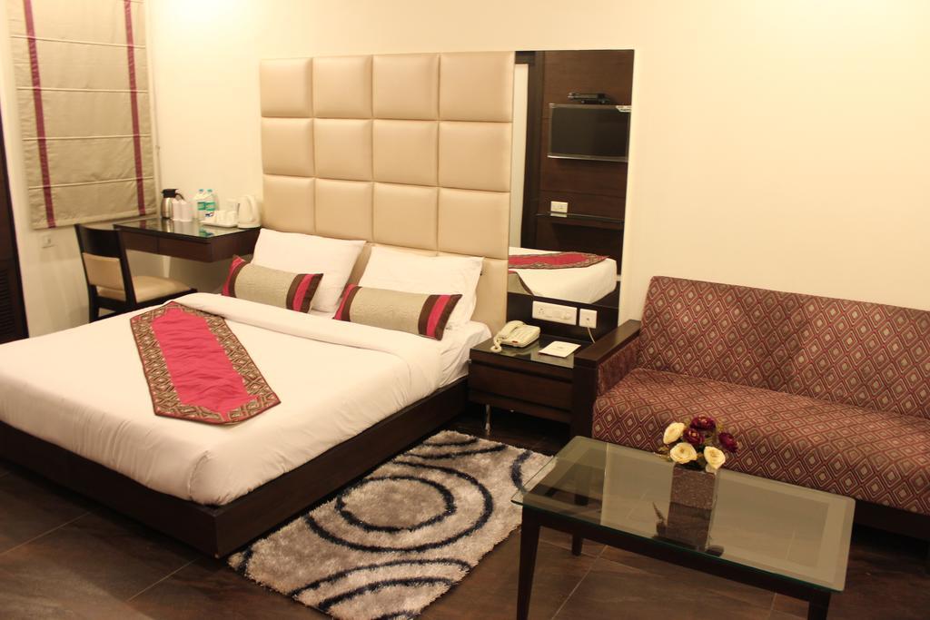 Hotel Amrapali Grand Yeni Delhi Oda fotoğraf