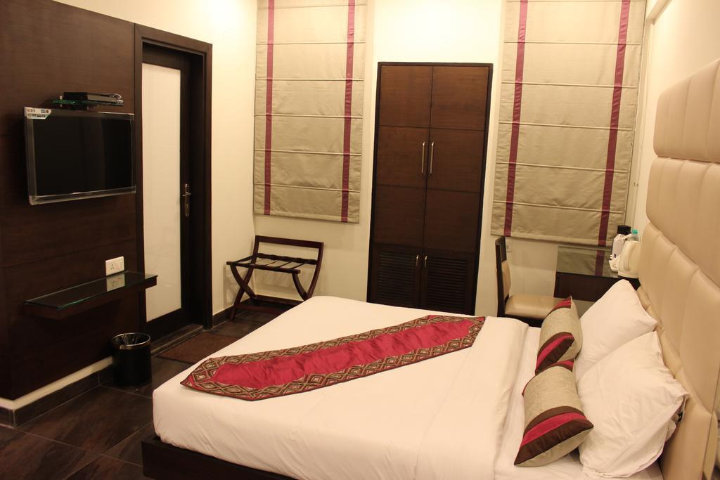 Hotel Amrapali Grand Yeni Delhi Oda fotoğraf