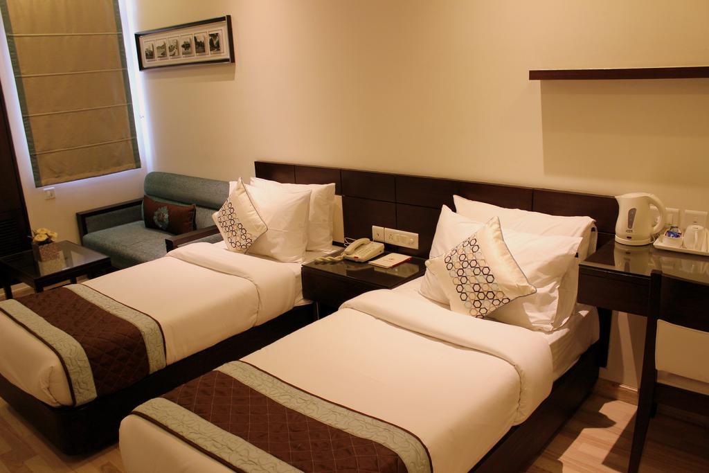 Hotel Amrapali Grand Yeni Delhi Oda fotoğraf